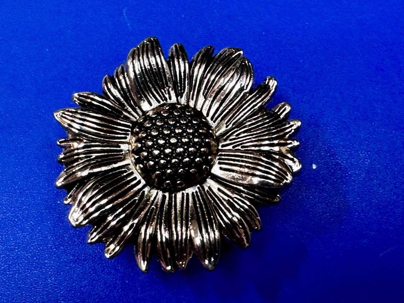 Beautiful Sunflower Small Cutout Figural Silver Tone Vintage Belt Buckle
