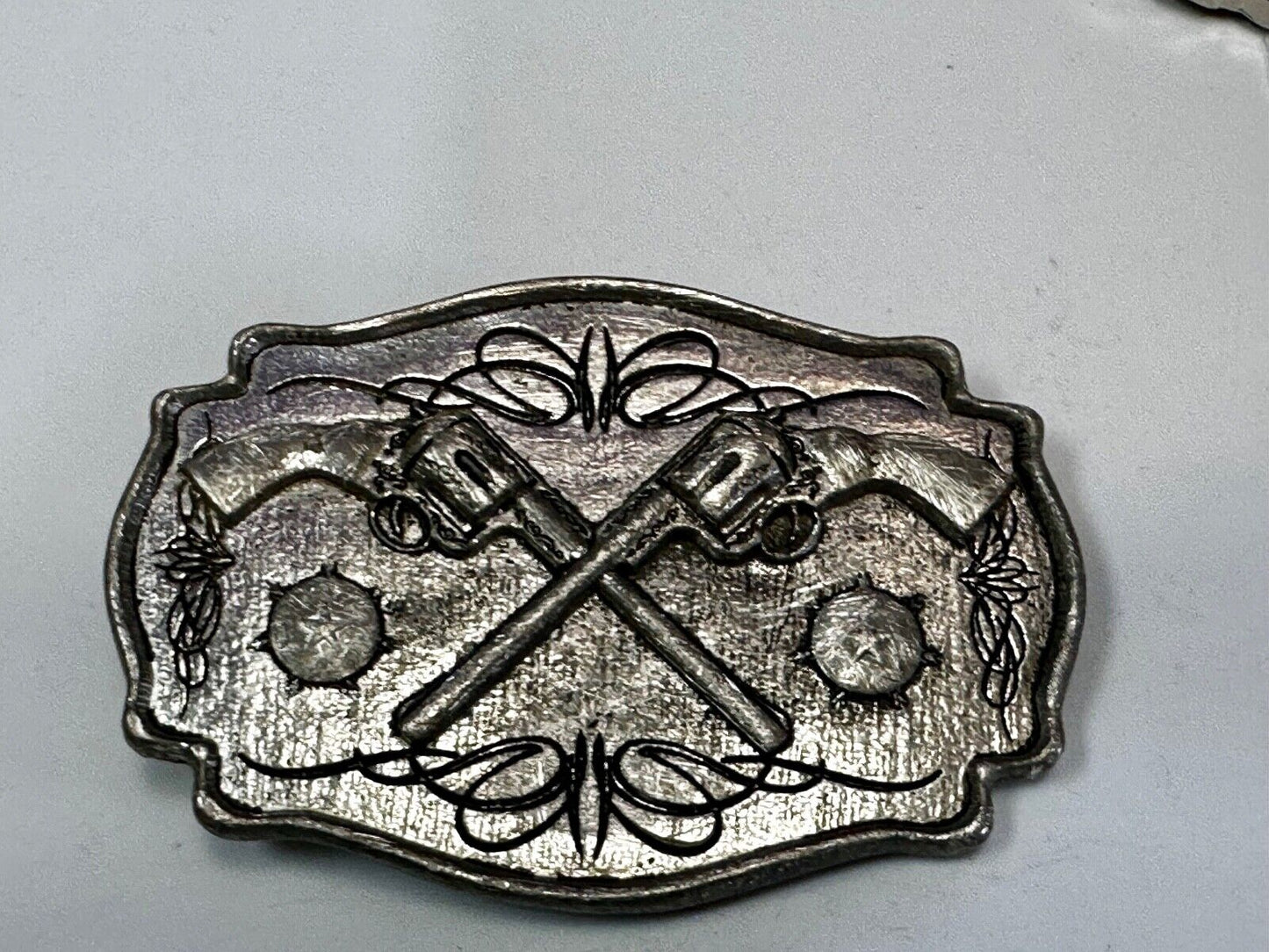 Two Guns Revolver Pistol Western Mobtown 2004 Silver Tone Belt Buckle