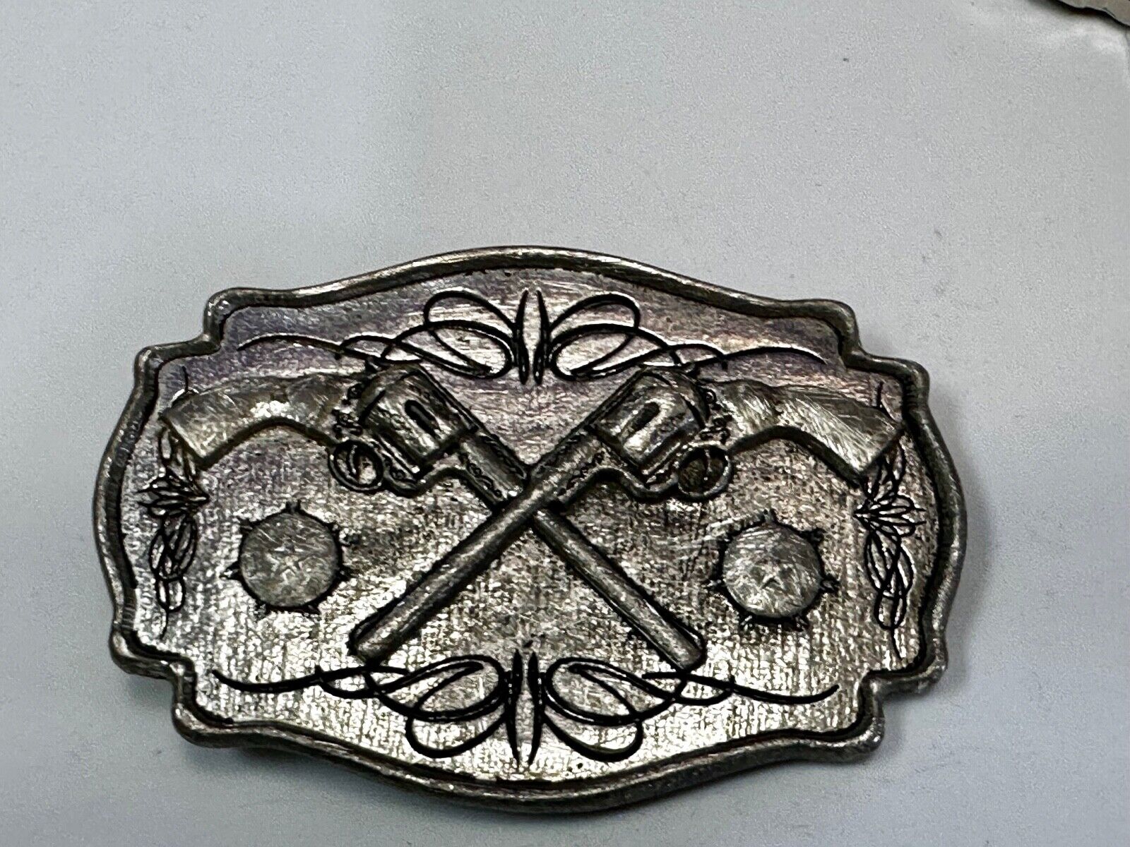 Two Guns Revolver Pistol Western Mobtown 2004 Silver Tone Belt Buckle