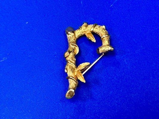 BAMBOO TWIG LETTER INITIAL " R  "  VINTAGE SARAH COVENTRY GOLDTONE BROOCH PIN