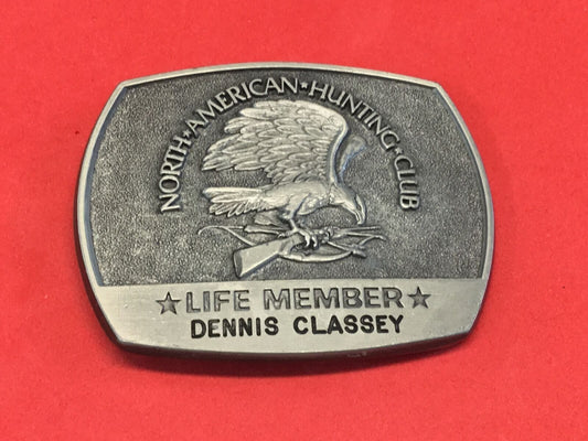 VINTAGE 1981 NORTH AMERICAN HUNTING CLUB LIFE MEMBER BELT BUCKLE GUNS ARROWS