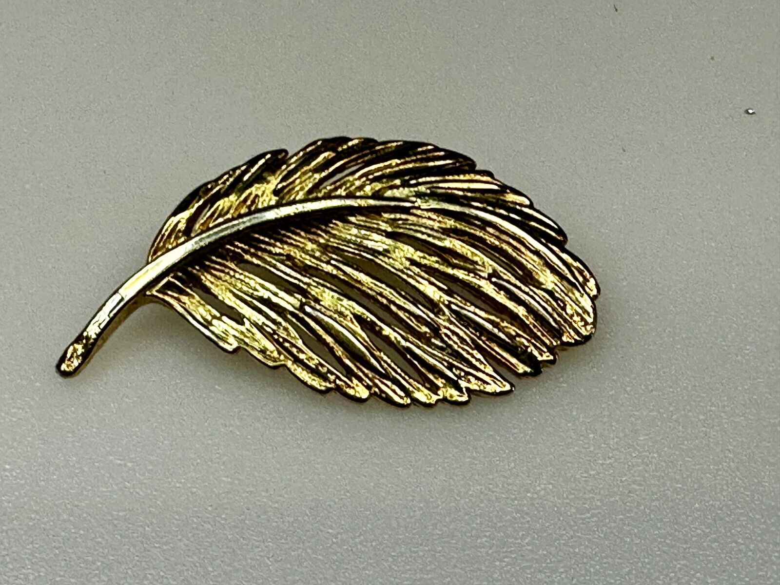 Vintage Leather Feather Textured Gold Tone Brooch Pin Marked Taiwan 1320
