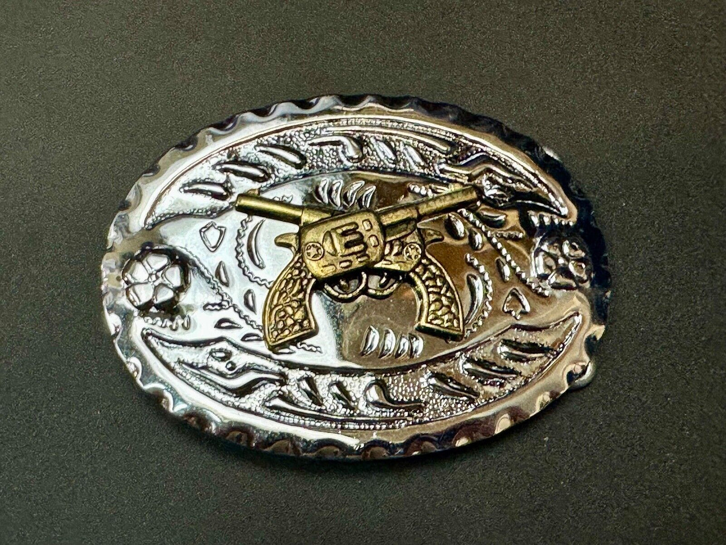 Two western crossed guns revolvers six shooters on two tone belt buckle