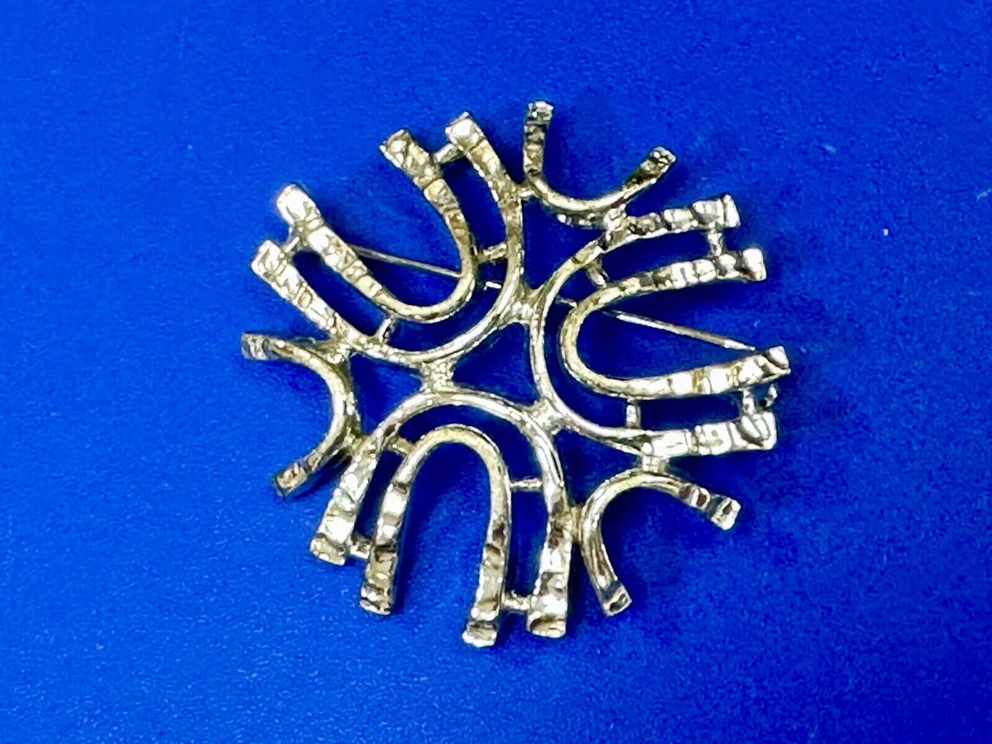 unique see through Sarah Coventry signed silver tone brooch pin