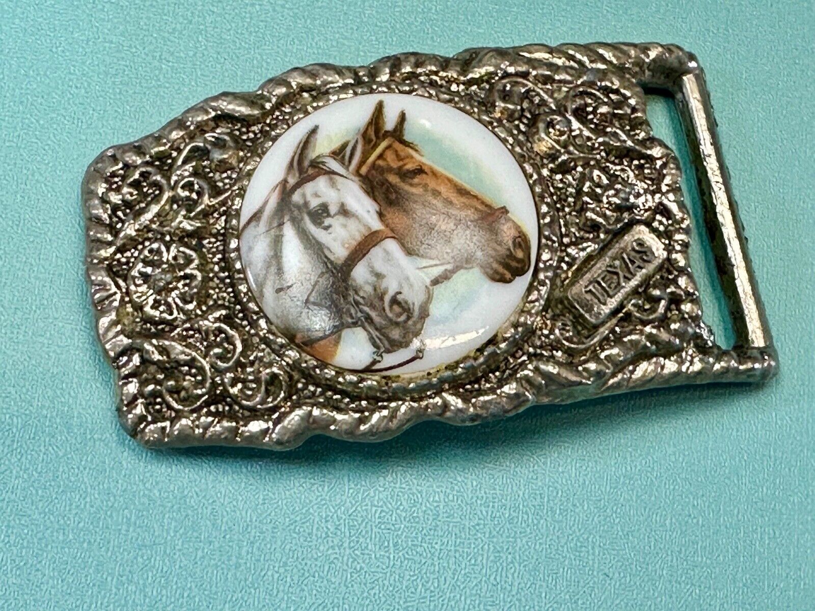 2 horses picture as centerpiece in TEXAS marked silver tone chunky belt buckle