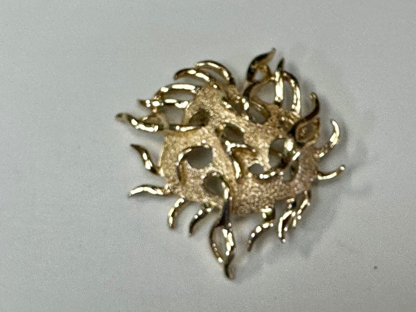 Unique Dimensional Sarah Coventry signed gold tone brooch pin