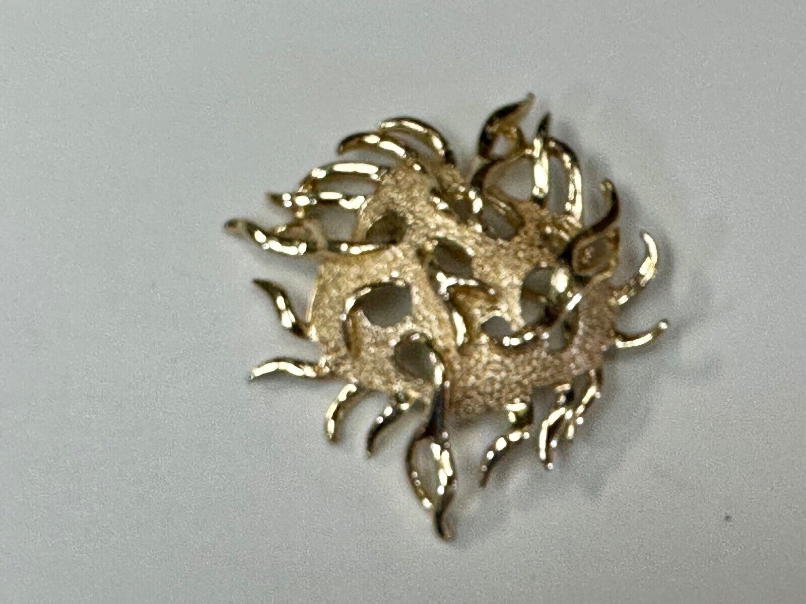 Unique Dimensional Sarah Coventry signed gold tone brooch pin