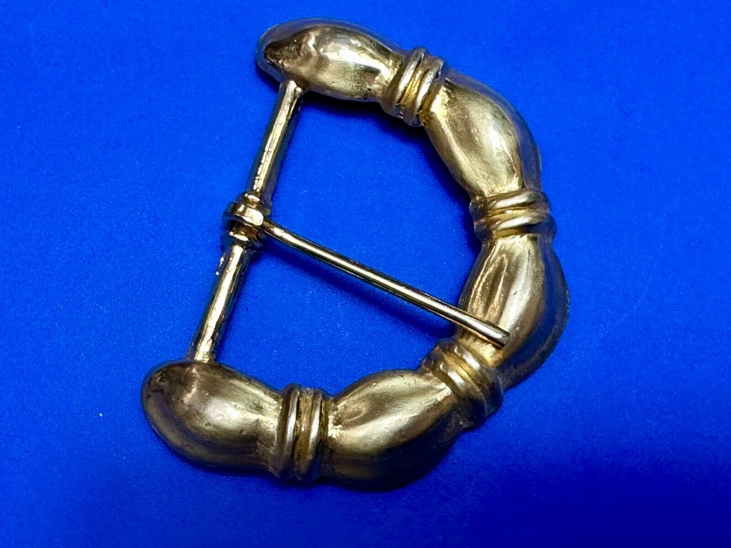 Unique dimensional "puffy" appearing! gold tone replace belt buckle