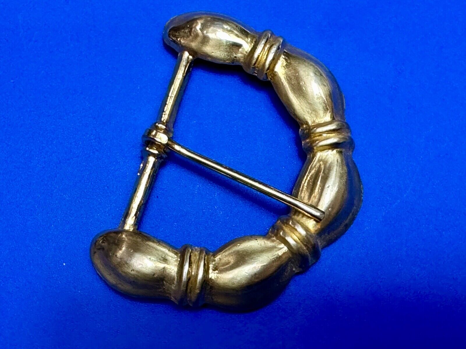 Unique dimensional "puffy" appearing! gold tone replace belt buckle