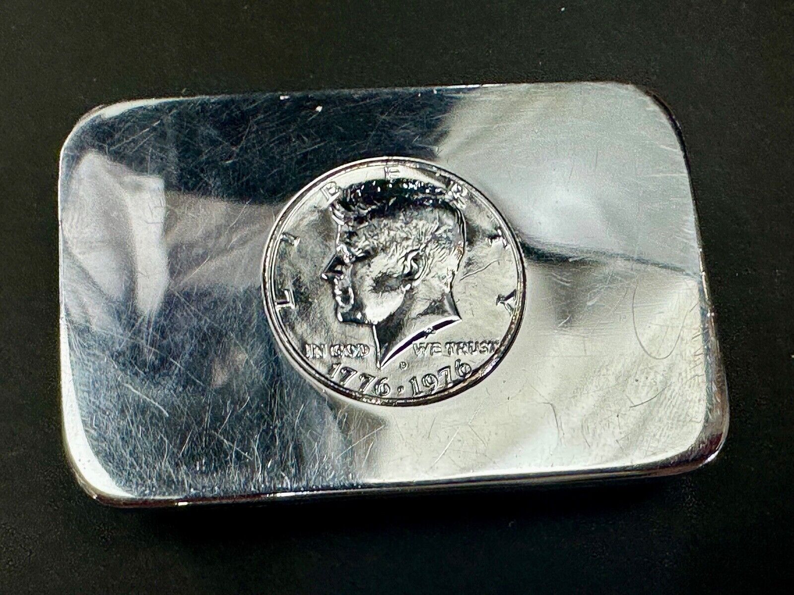 1776-1976 JOHN KENNEDY HALF DOLLAR BICENTENNIAL COIN IN SILVER TONE BELT BUCKLE