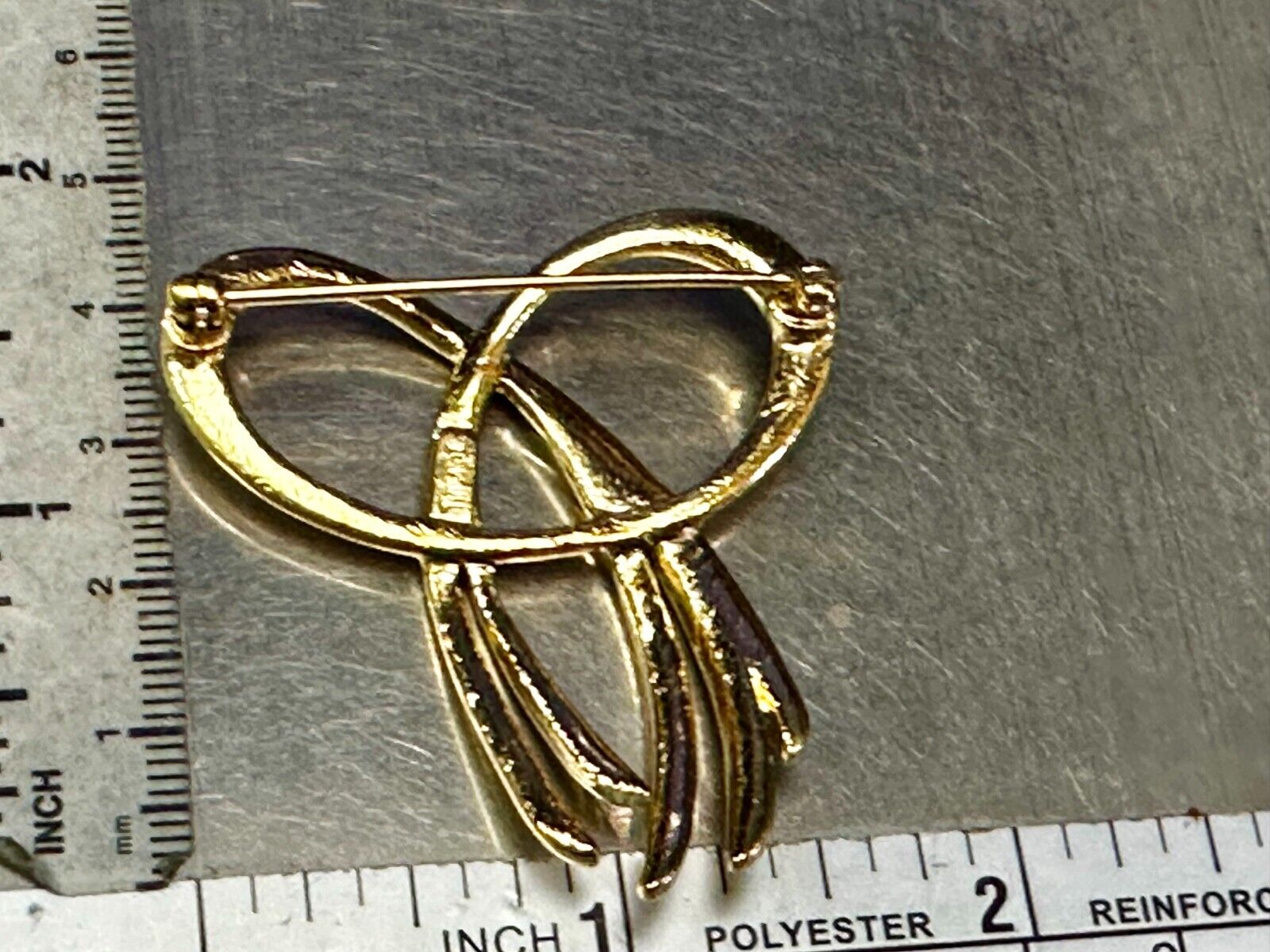Beautiful Ribbon Looped Bow Gold Tone Vintage Brooch Pin Signed by Trifari