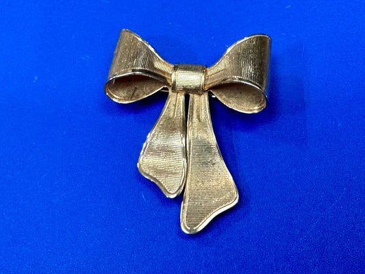Adorable Holliday Bow - Avon signed gold tone brooch pin