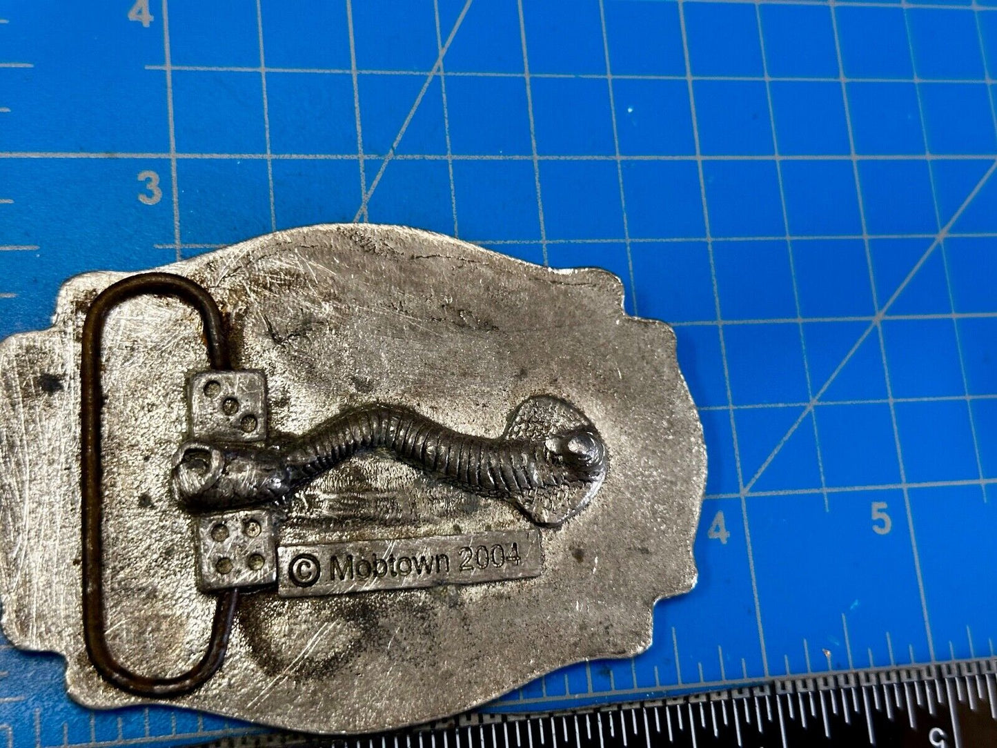 Two Guns Revolver Pistol Western Mobtown 2004 Silver Tone Belt Buckle