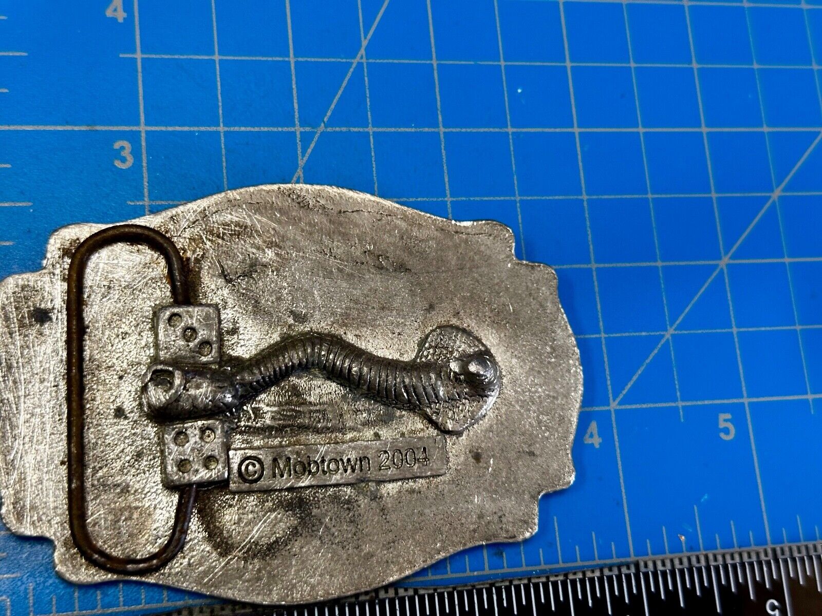 Two Guns Revolver Pistol Western Mobtown 2004 Silver Tone Belt Buckle
