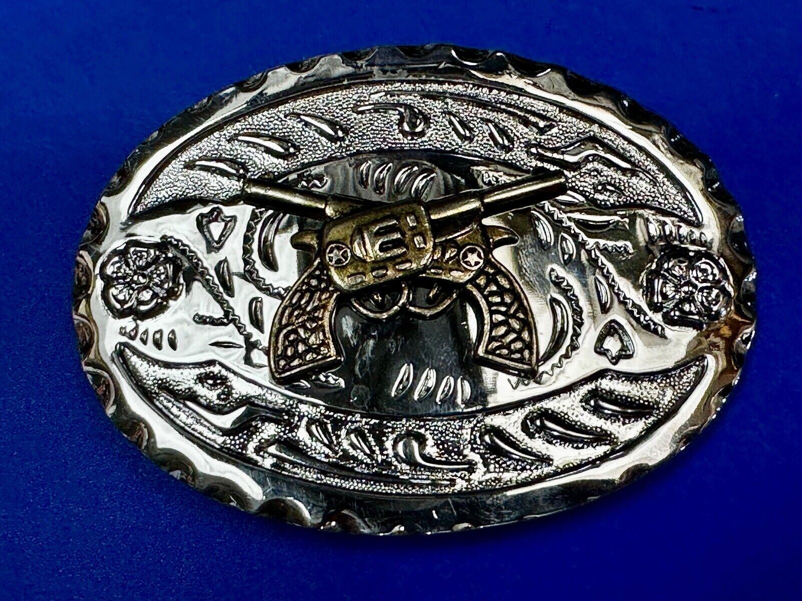Two Gun Revolver Pistol Western Silver Tone Oval Vintage Cowboys Belt Buckle