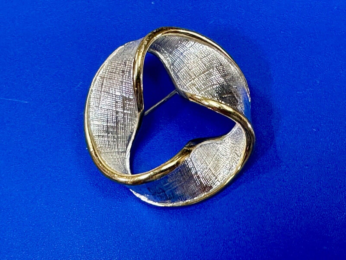 Twisted circle pattern Napier signed vintage two tone brooch pin