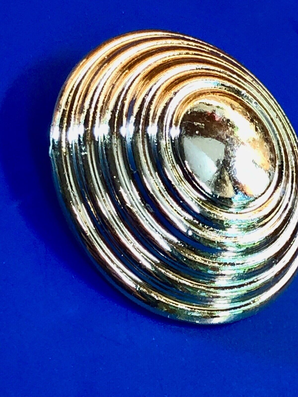Vinage AJC Fashion brooch pin - Gold tone hat?   Circular pattern   unique! 