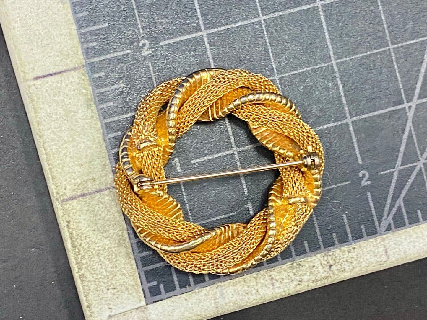 Vintage Gold Tone Twisted Braided Wreath Brooch Pin