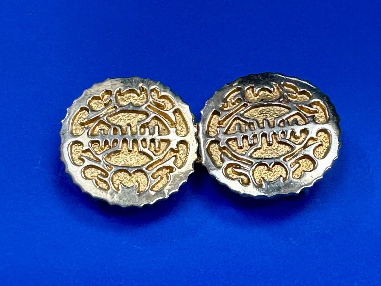 Asian / Oriental Round gold tone Two-piece interlocking Mimi Di N belt buckle
