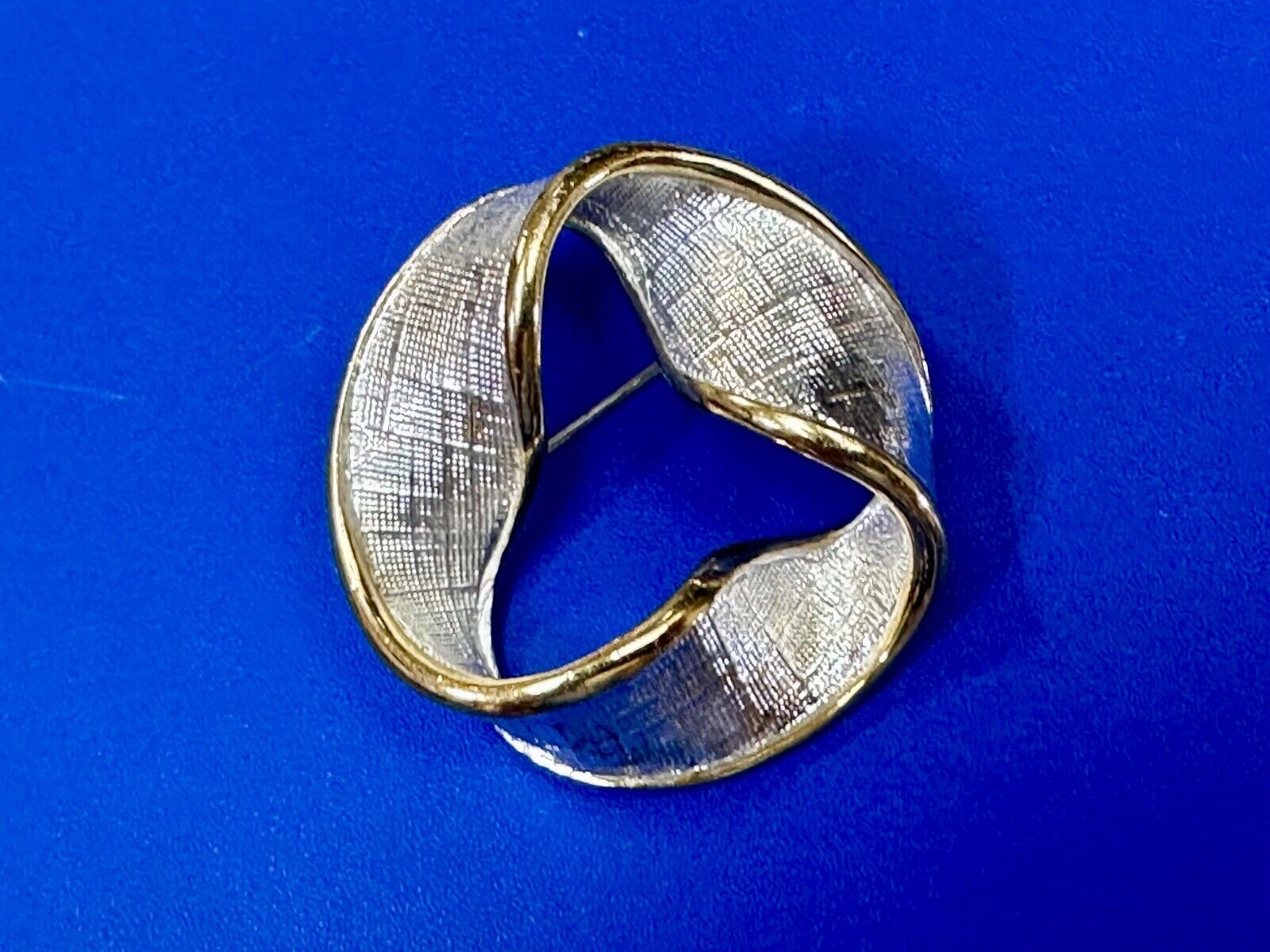 Twisted circle pattern Napier signed vintage two tone brooch pin