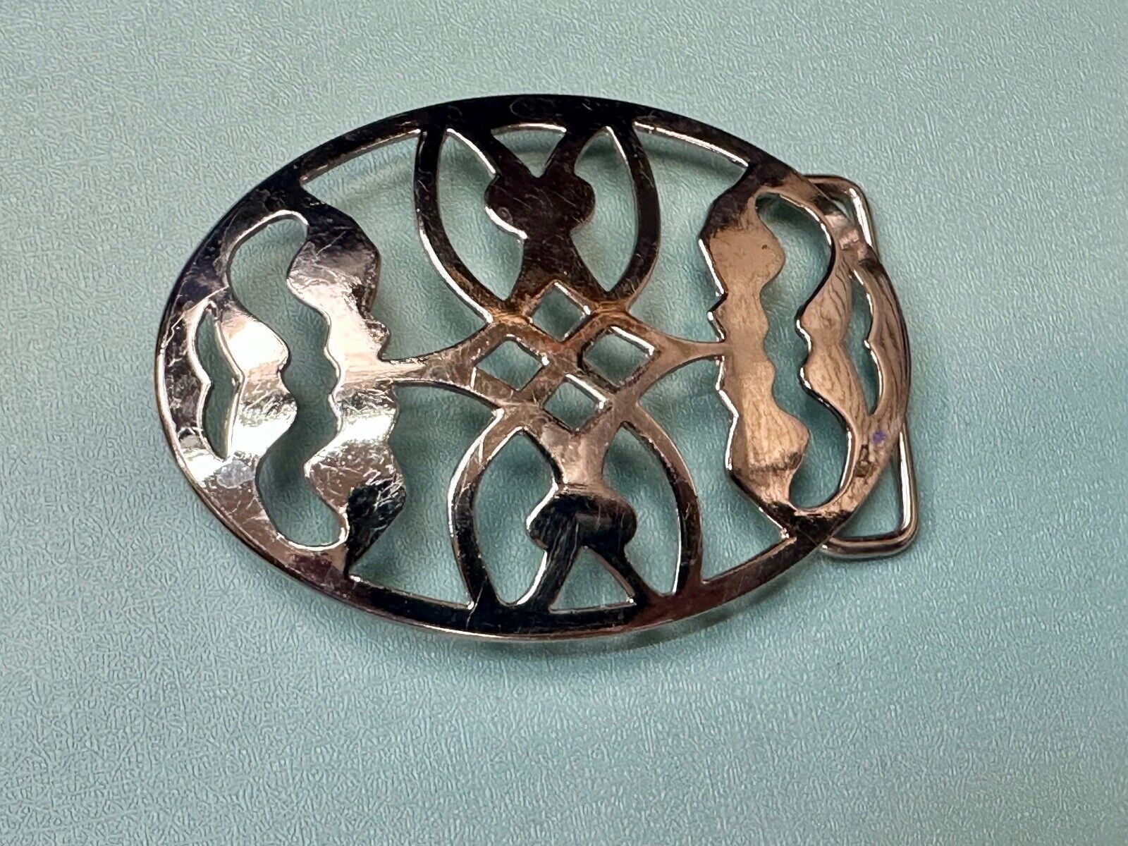 Unique cutout skeleton pattern silver tone oval belt buckle