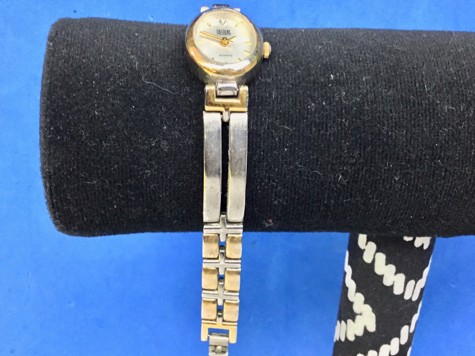  Bill Blass Gold / Silver tone Women's Oval Dress  Watch BS2050 Working well!  