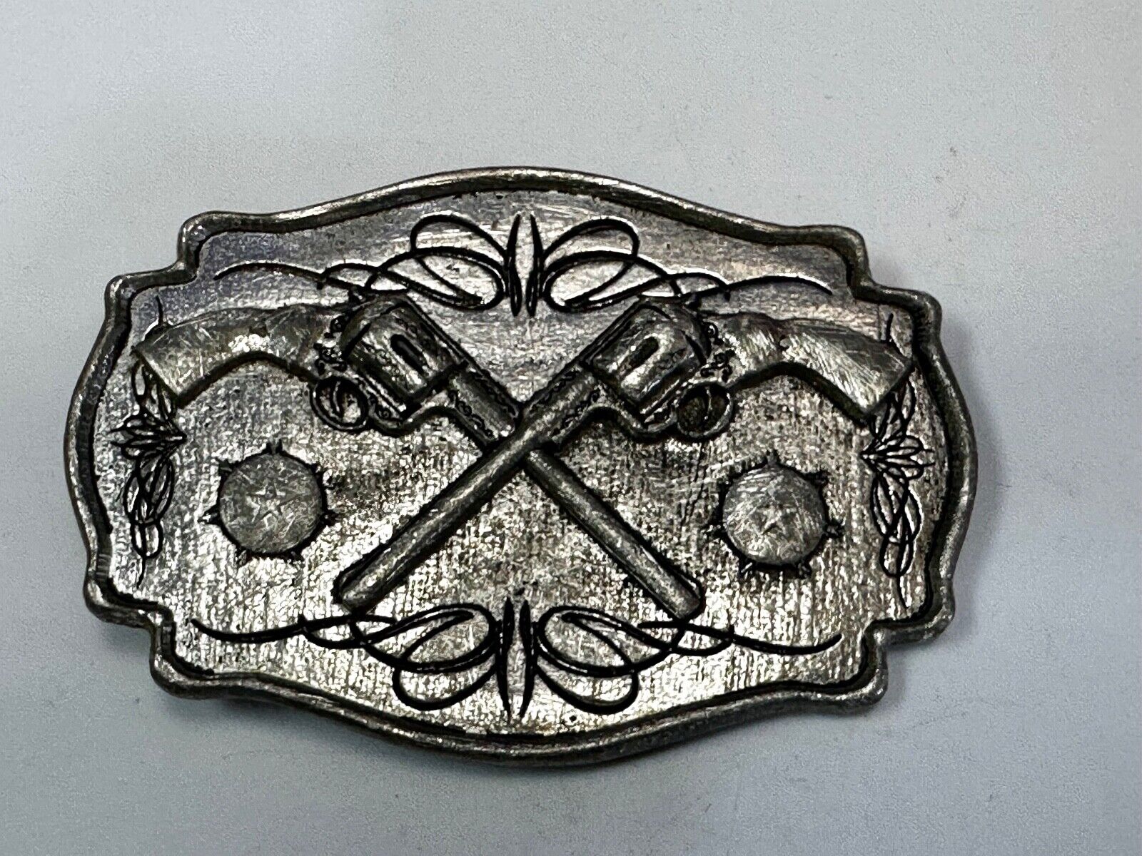 Two Guns Revolver Pistol Western Mobtown 2004 Silver Tone Belt Buckle