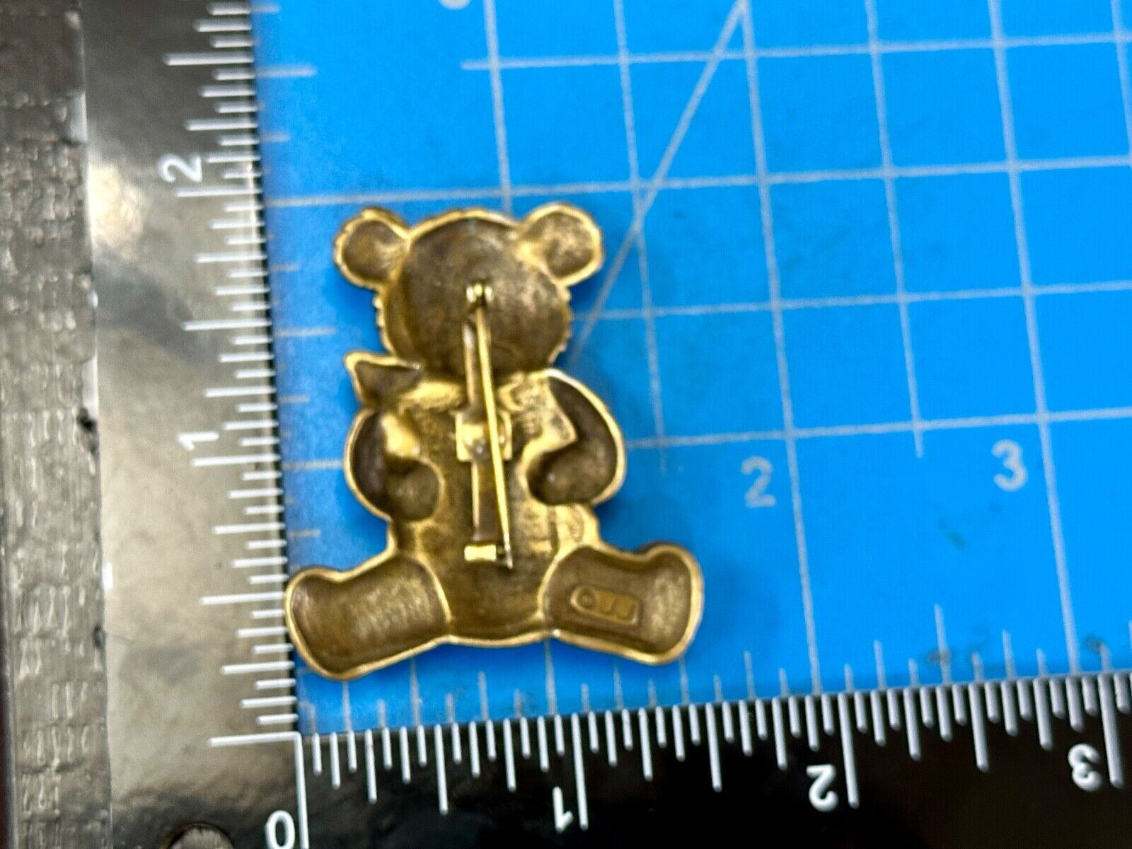 Adorable Two tone Teddy Bear with blocks JJ Signed vintage brooch pin