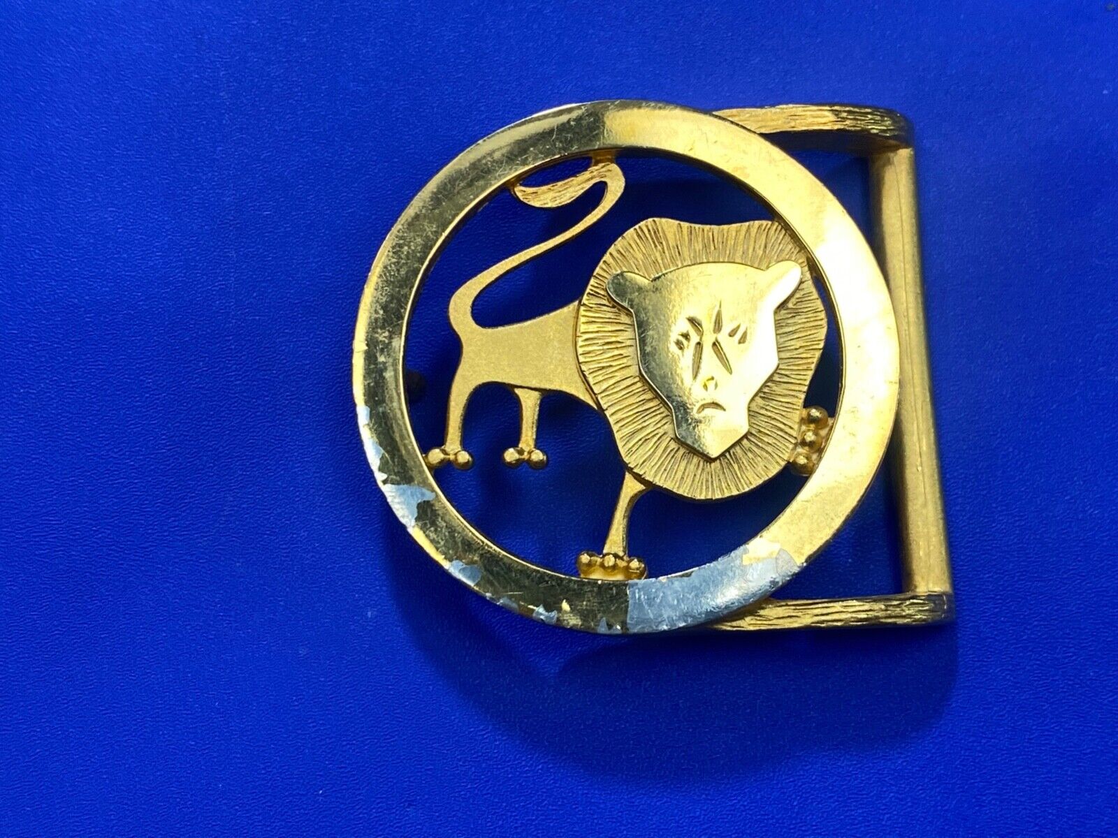 unique LION - Huge Mane and face  in see through gold tone round belt buckle
