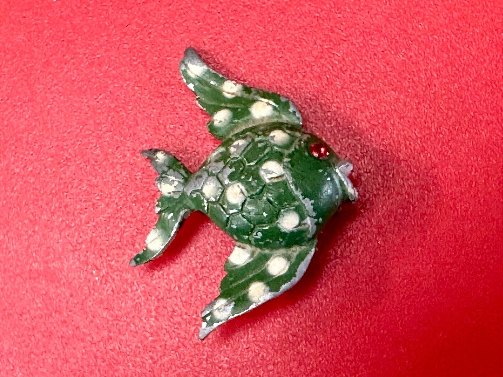 Adorable Green Fish Fish Water Red Rhinestone Eye PIN Brooch - MAMSELLE