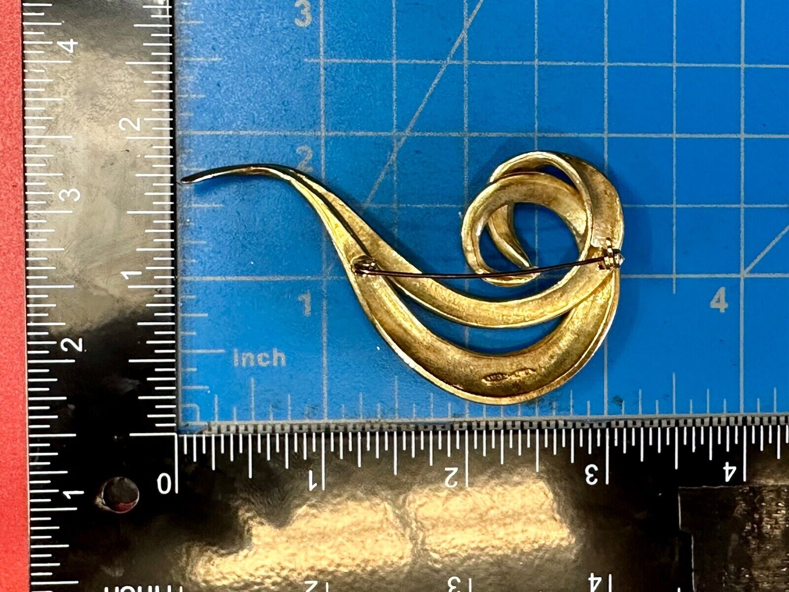 Avon signed gold tone abstract swirl check mark vintage brooch pin