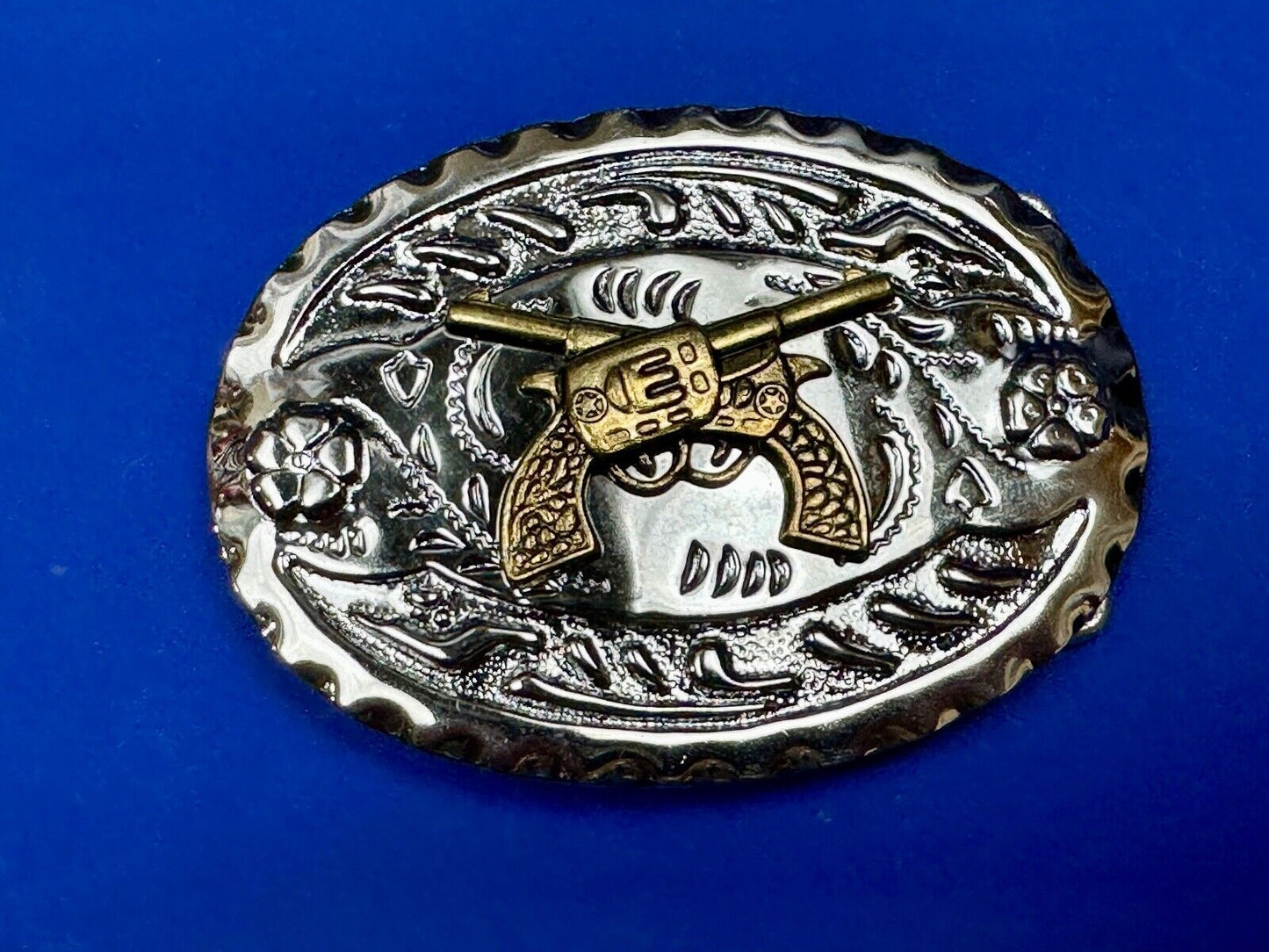 Two western crossed guns revolvers six shooters on two tone belt buckle