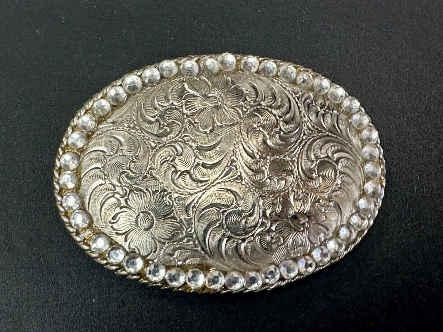 vintage 1996 western flower swirl oval belt buckle with rhinestone boarder