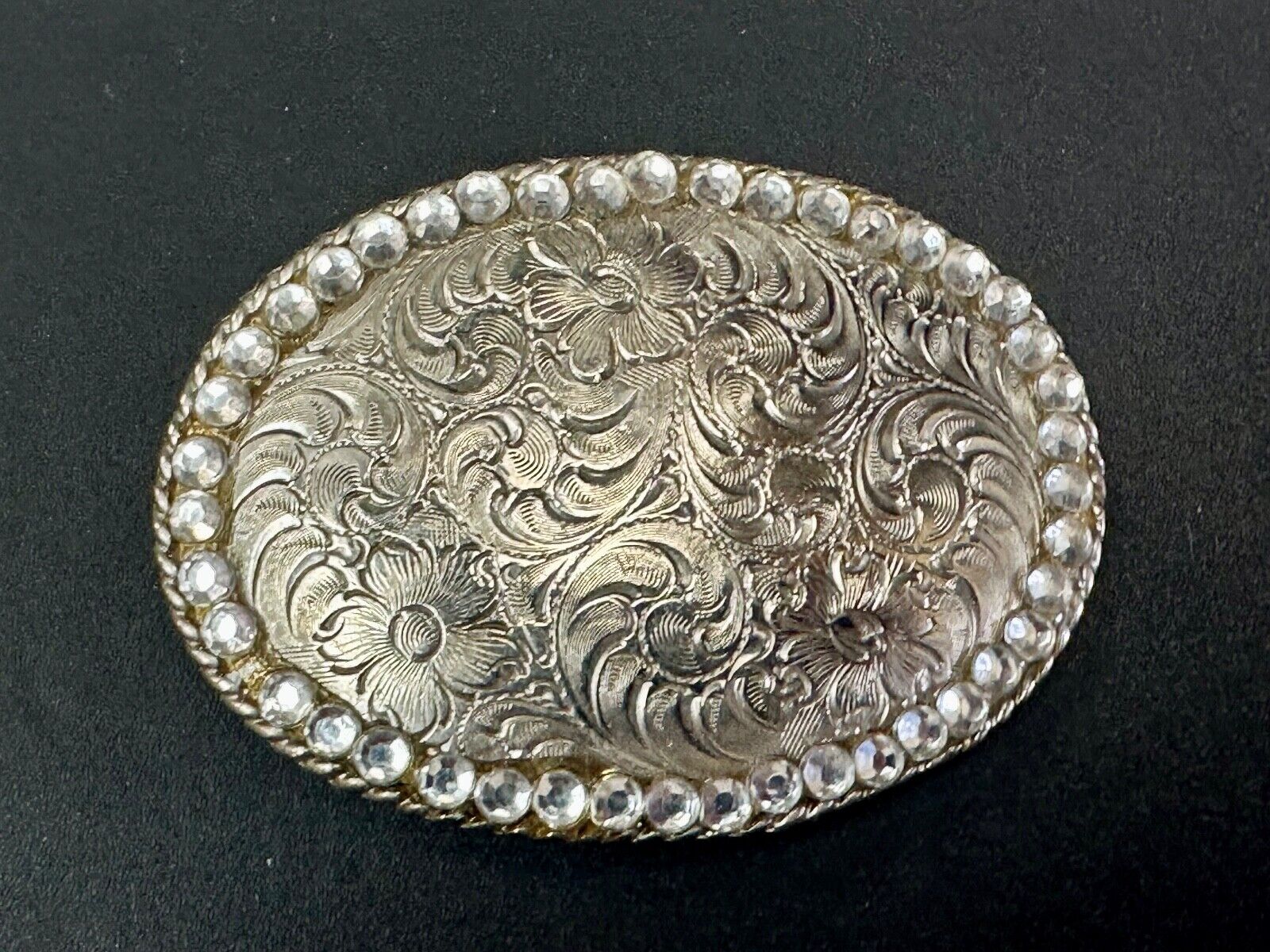 vintage 1996 western flower swirl oval belt buckle with rhinestone boarder