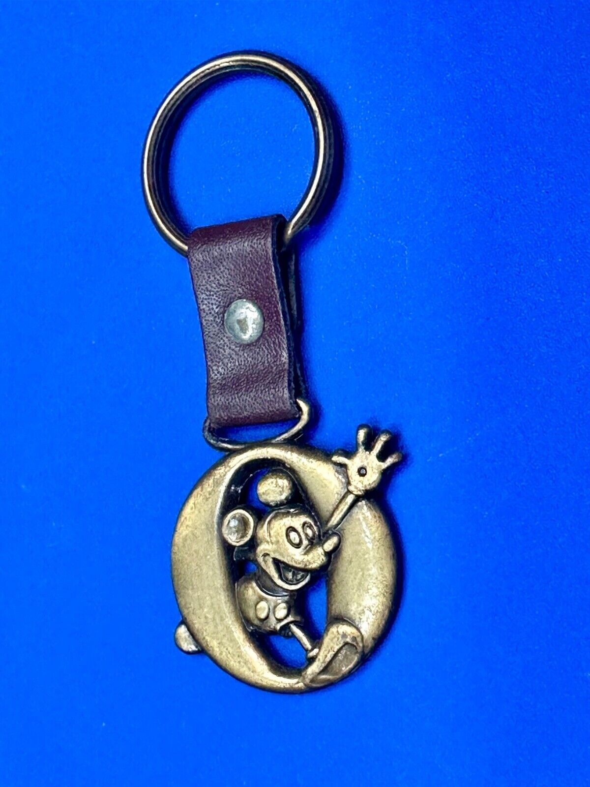 VINTAGE LETTER INITIAL O  MICKEY MOUSE DISNEY KEYCHAIN BRASS and LEATHER FOB