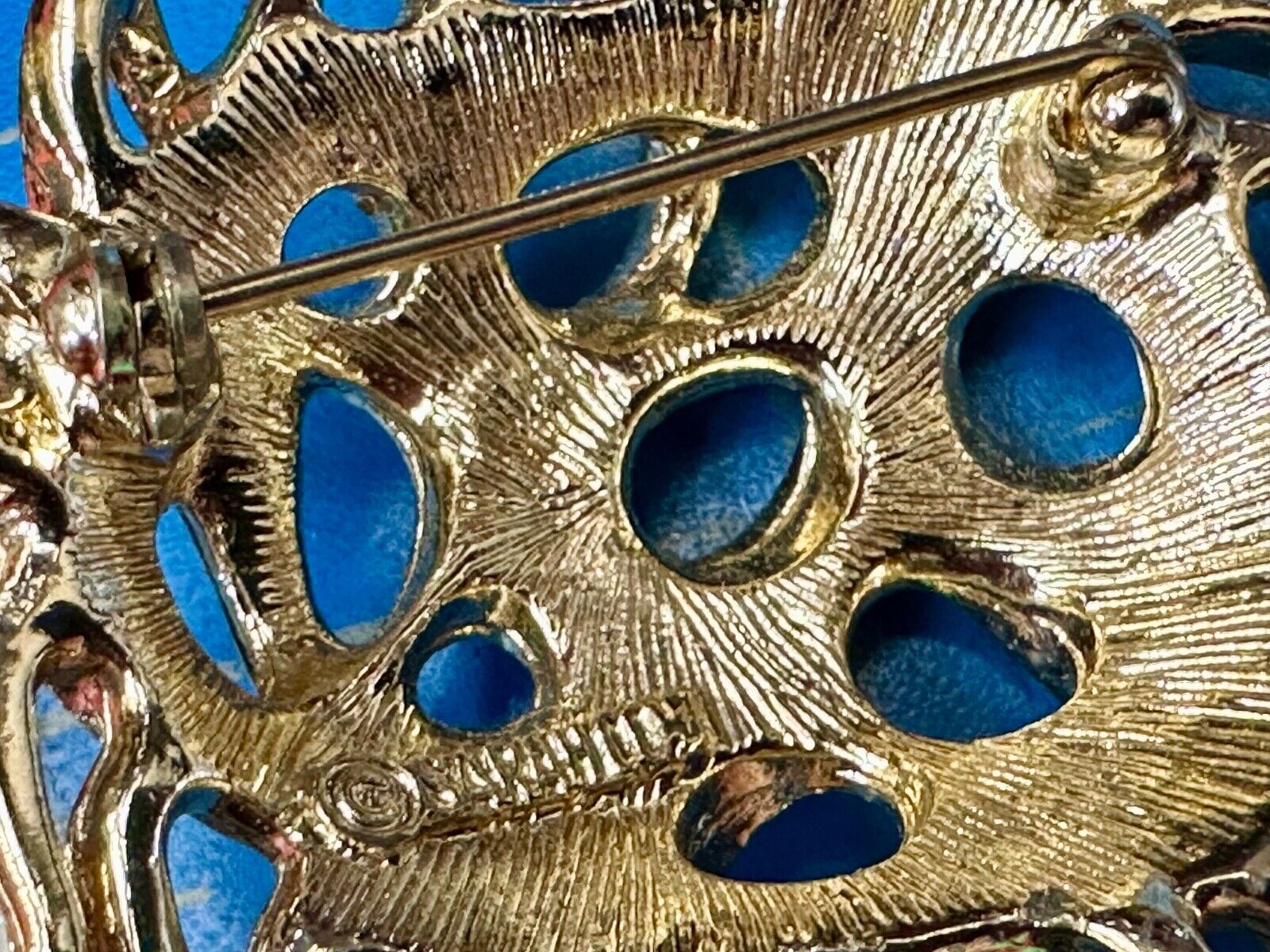 Unique Dimensional Sarah Coventry signed gold tone brooch pin