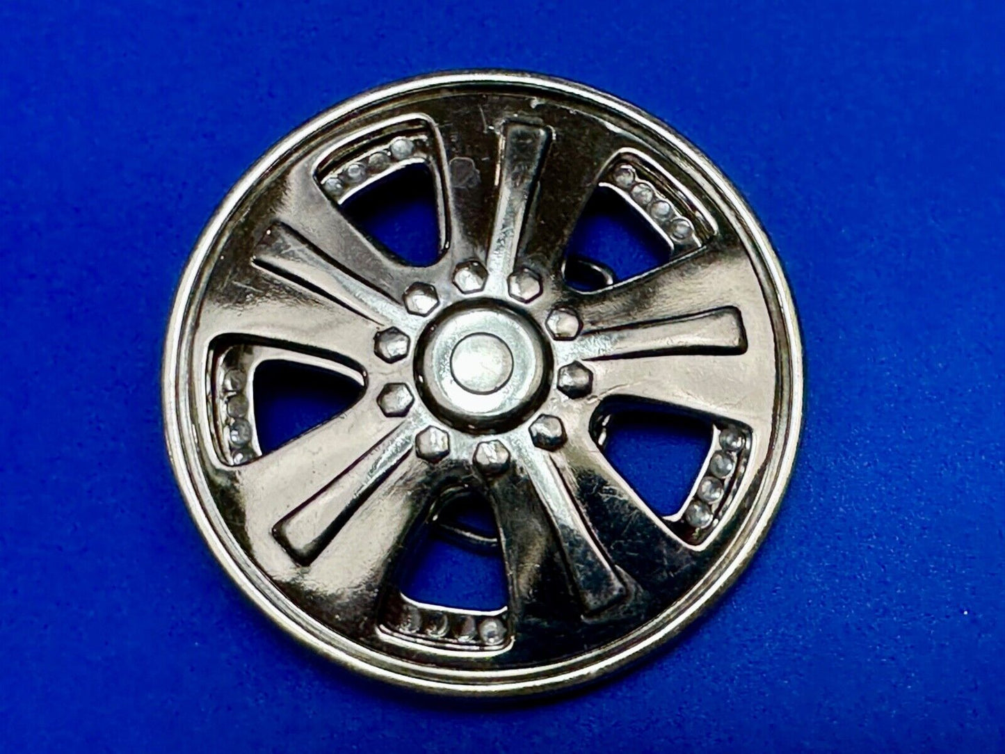Tricked out Car Wheel Tire Rim silver color SPINNER moving belt buckle