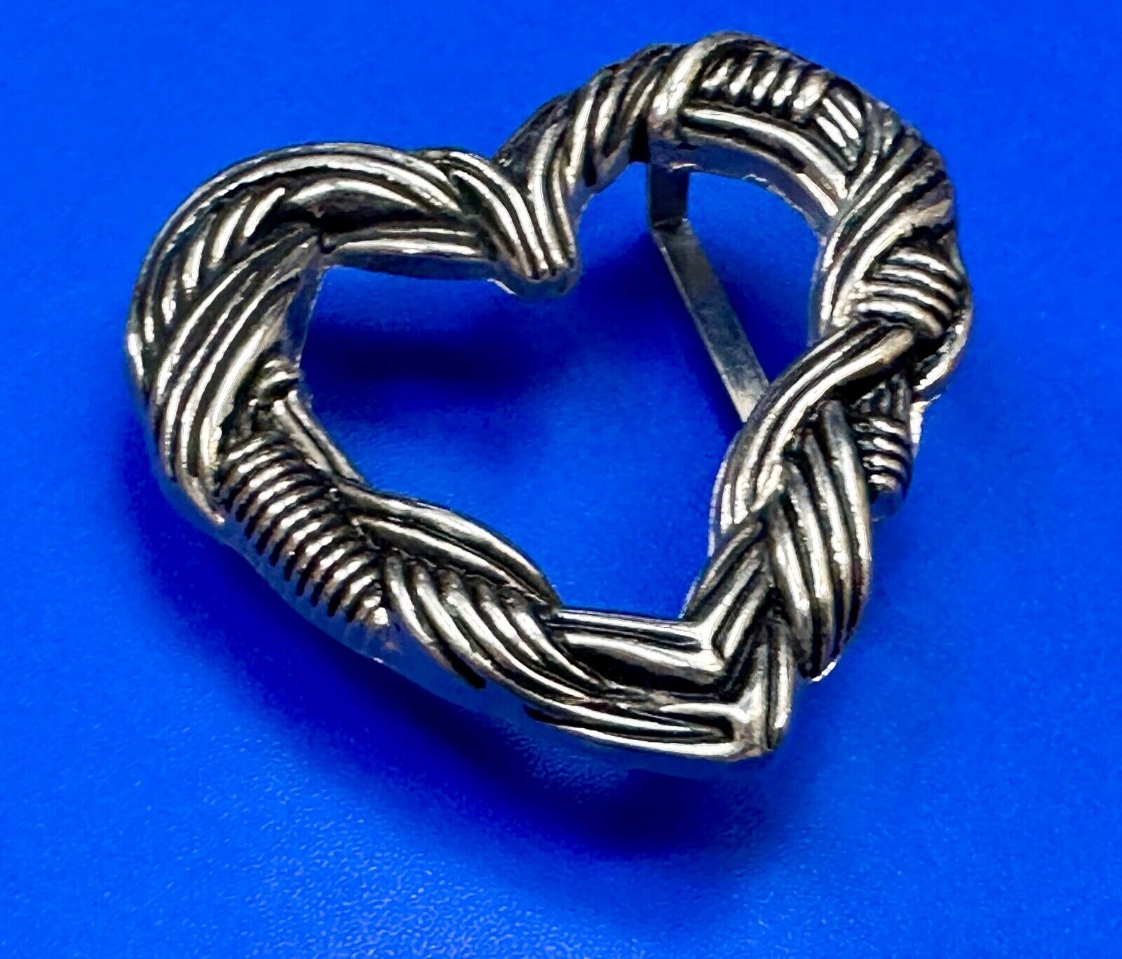 Adorable Twisted HEART - rope wire pattern small 2" wide cutout belt buckle