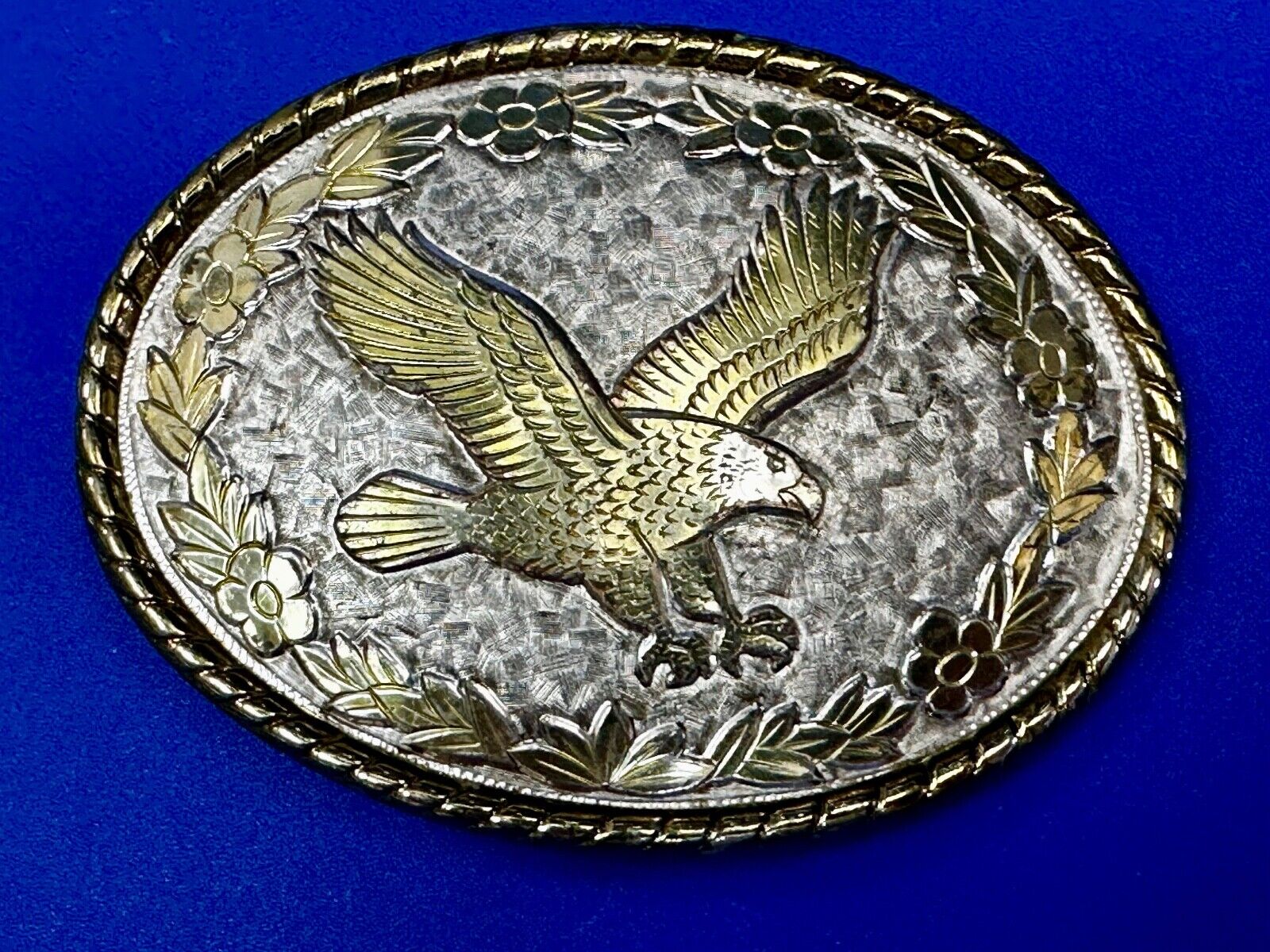 Vintage EAGLE flying High western etched flower swirl design belt buckle - W