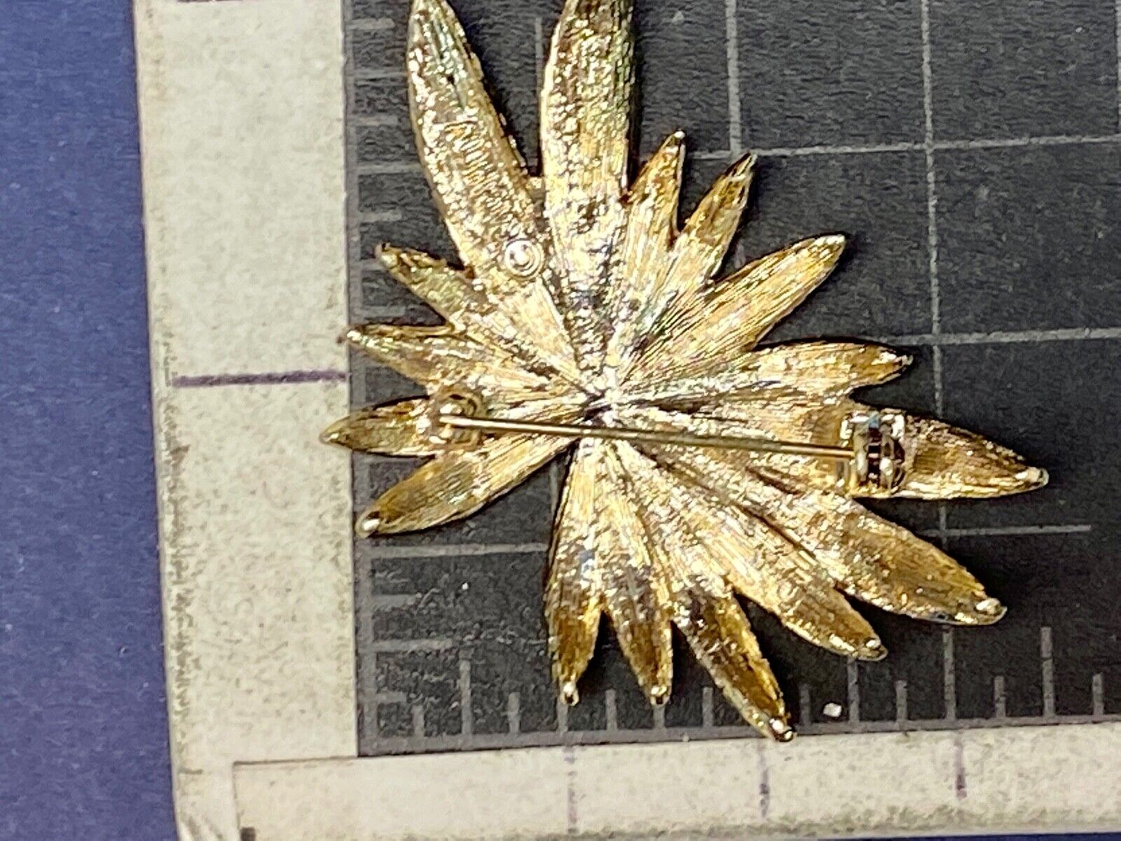VINTAGE  SARAH COVENTRY GOLD TONE LEAF STAR BURST LARGE PIN BROOCH