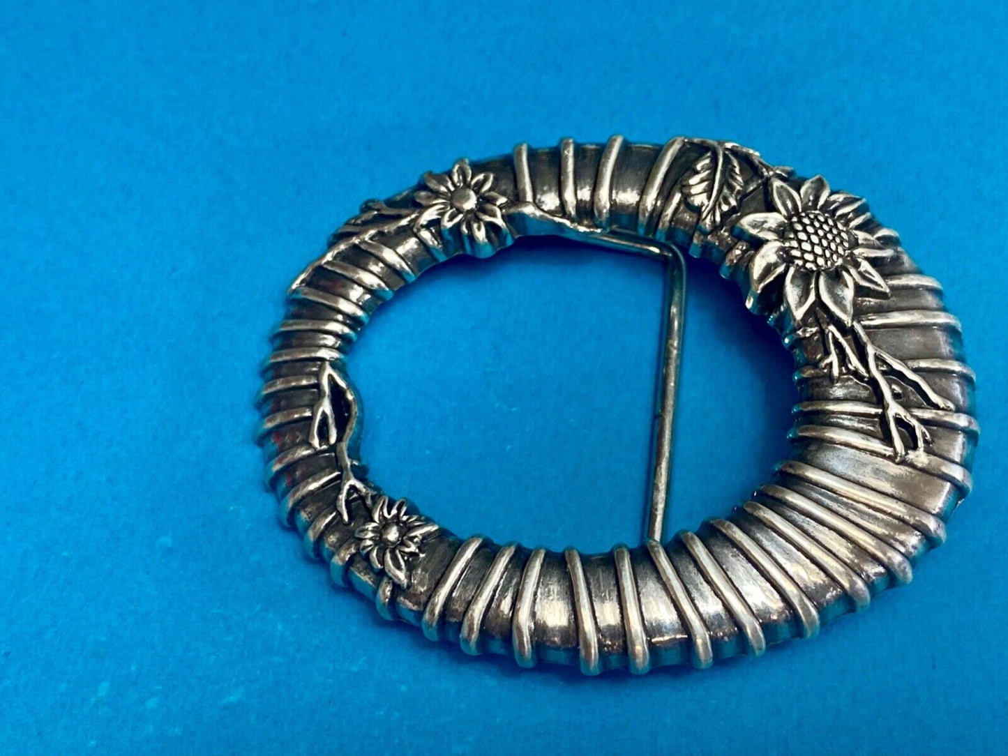 unique wire twist silver tone flower theme oval Vintage belt buckle