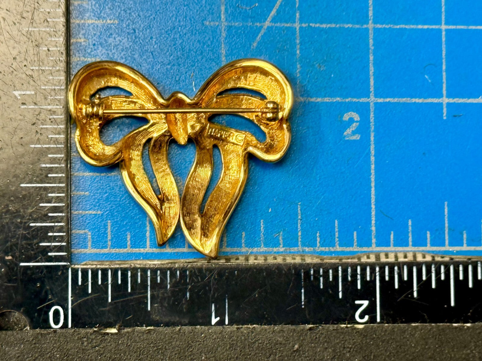 Beautiful Ribbon Bow Shaped Vintage Gold Tone Brooch Pin Signed Napier