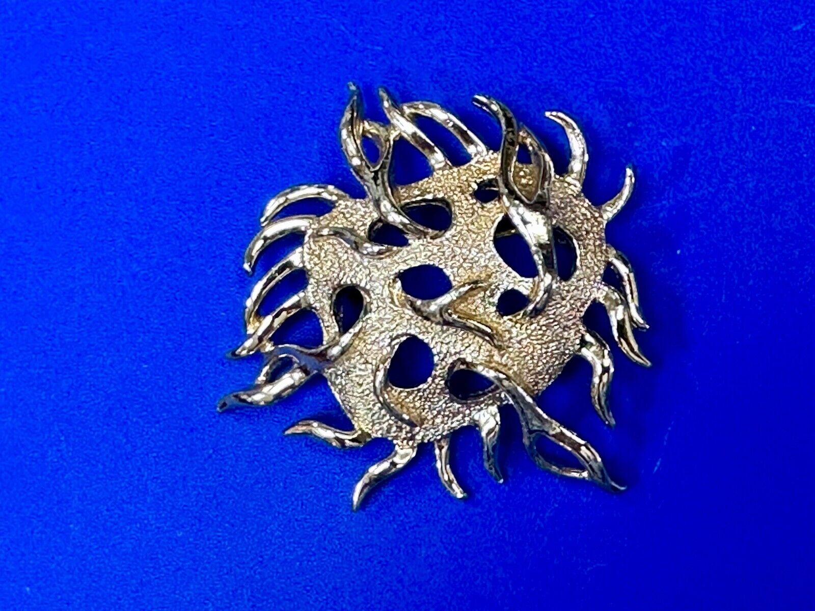 Unique Dimensional Sarah Coventry signed gold tone brooch pin