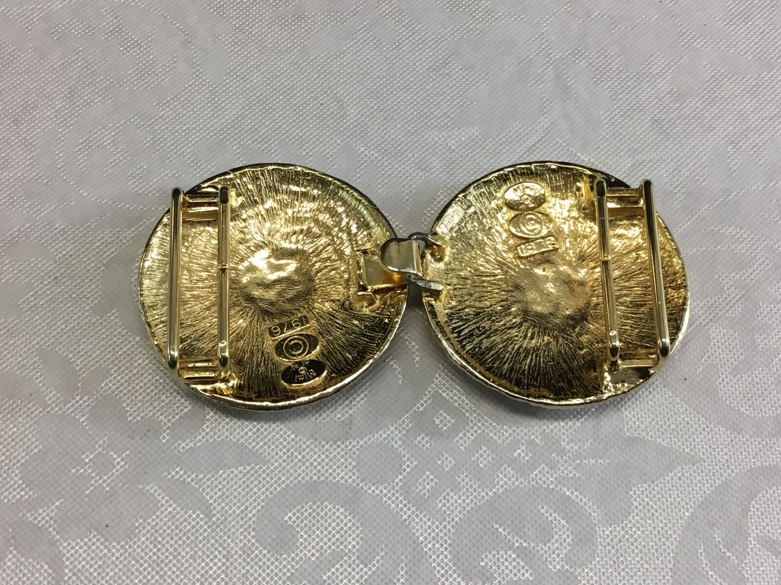 VINTAGE LARGE SIGNED "MIMI" 1976 GOLD TONE SCARF BUCKLE  CLIP Antique?