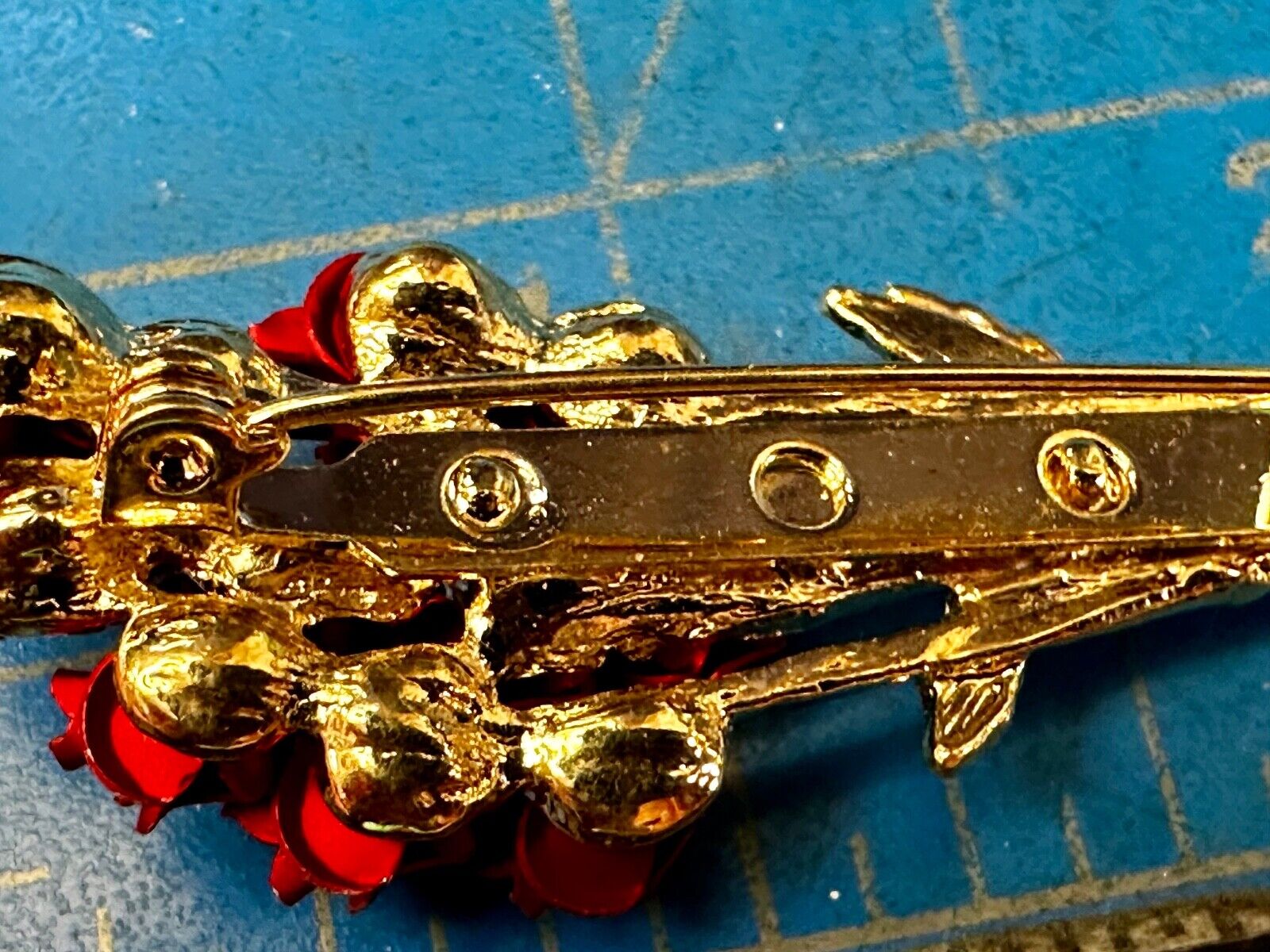 Valentines Day Gift! Red Roses Bouquet Gold Tone Brooch Pin Vintage Signed DM 97