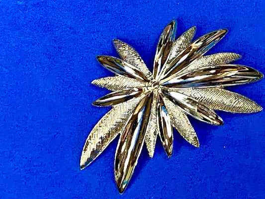 VINTAGE  SARAH COVENTRY GOLD TONE LEAF STAR BURST LARGE PIN BROOCH