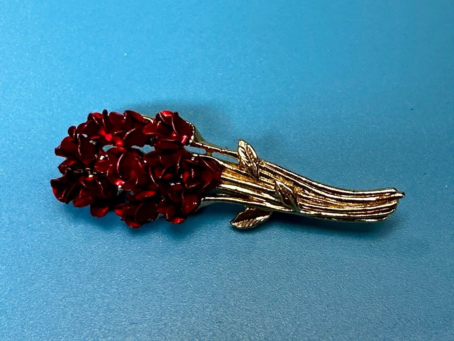 Valentines Day Gift? Red Roses Bouquet Gold Tone Brooch Pin Vintage Signed DM 97