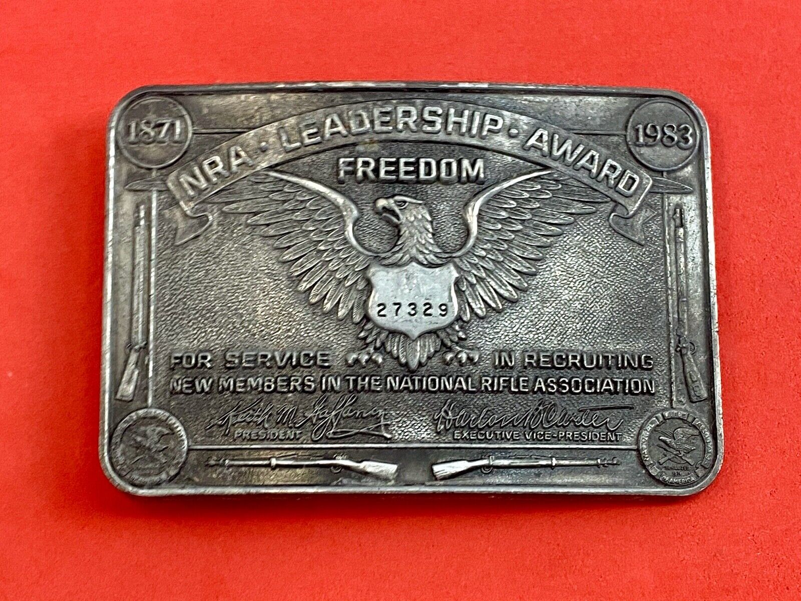 VINTAGE AMERICAN BELT BUCKLE NRA LEADERSHIP AWARD FREEDOM USA RIFLE GUNS