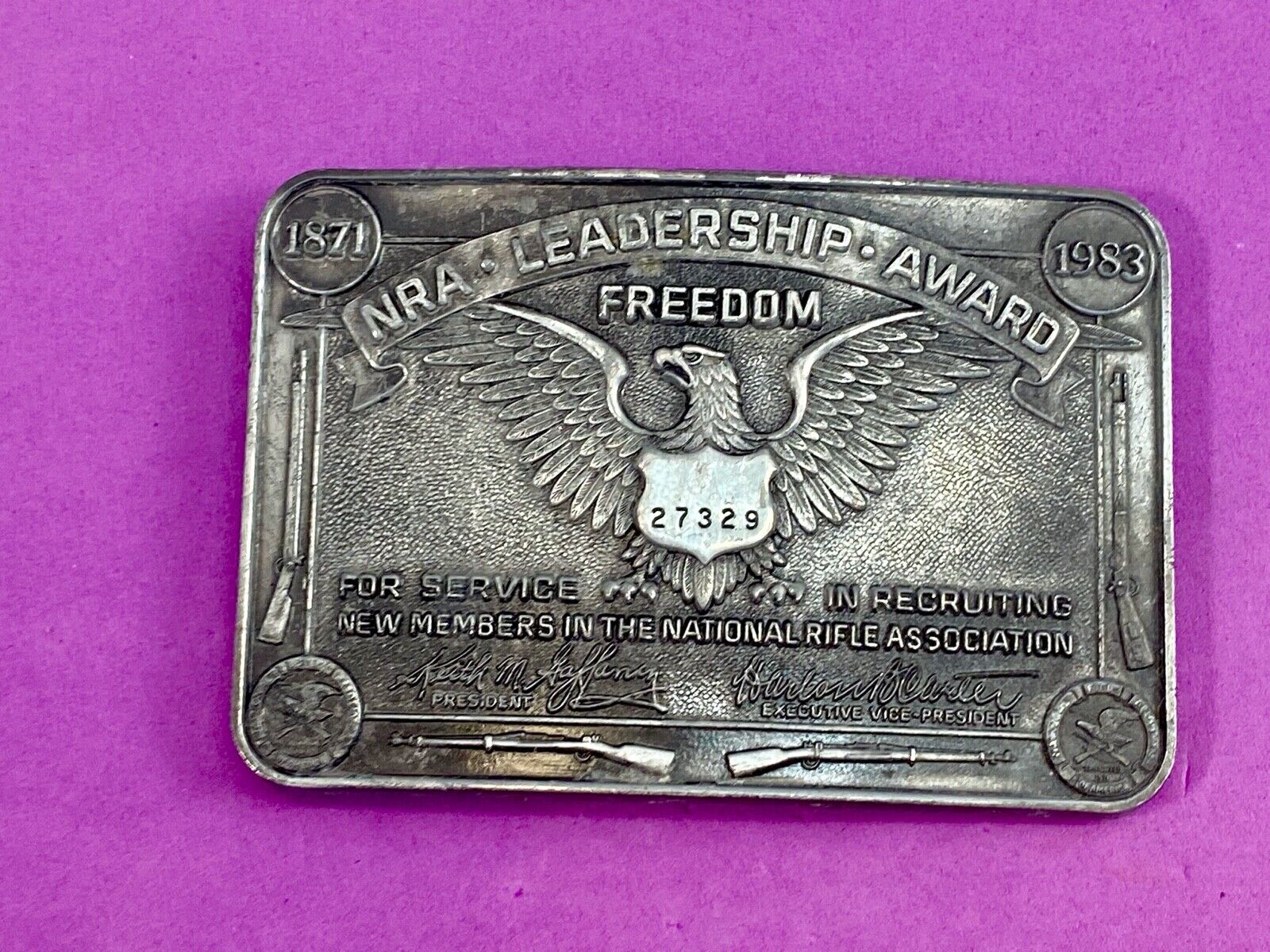 VINTAGE AMERICAN BELT BUCKLE NRA LEADERSHIP AWARD FREEDOM USA RIFLE GUNS