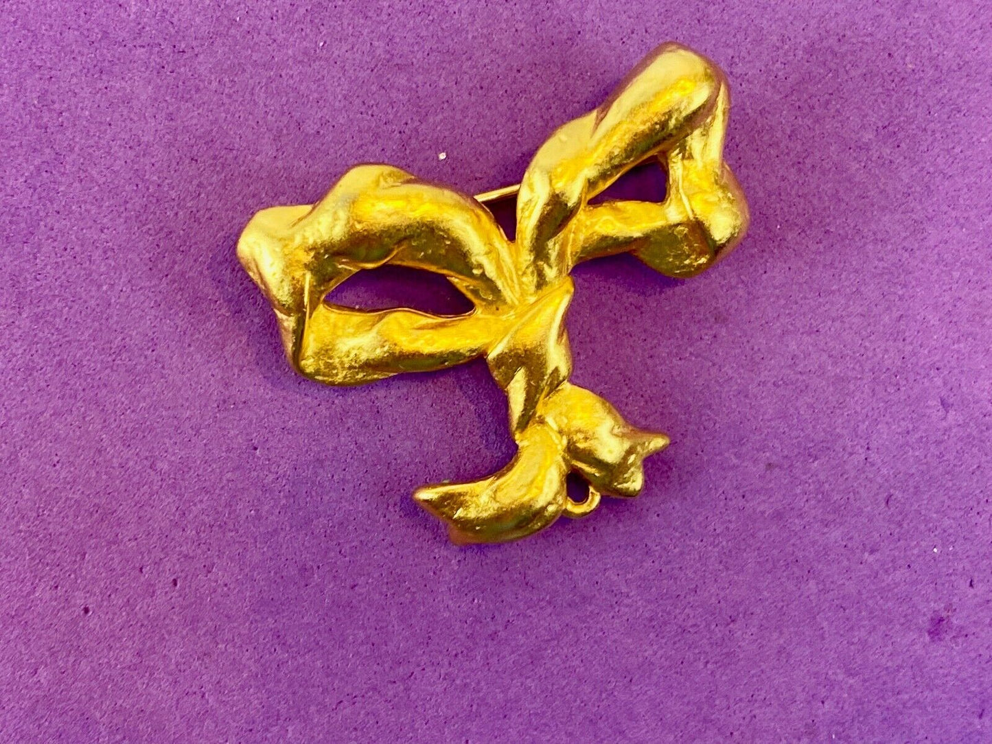 Beautiful LC Signed Brooch Pin Gold tone bow -. Amazing detail! Liz Claiborne 